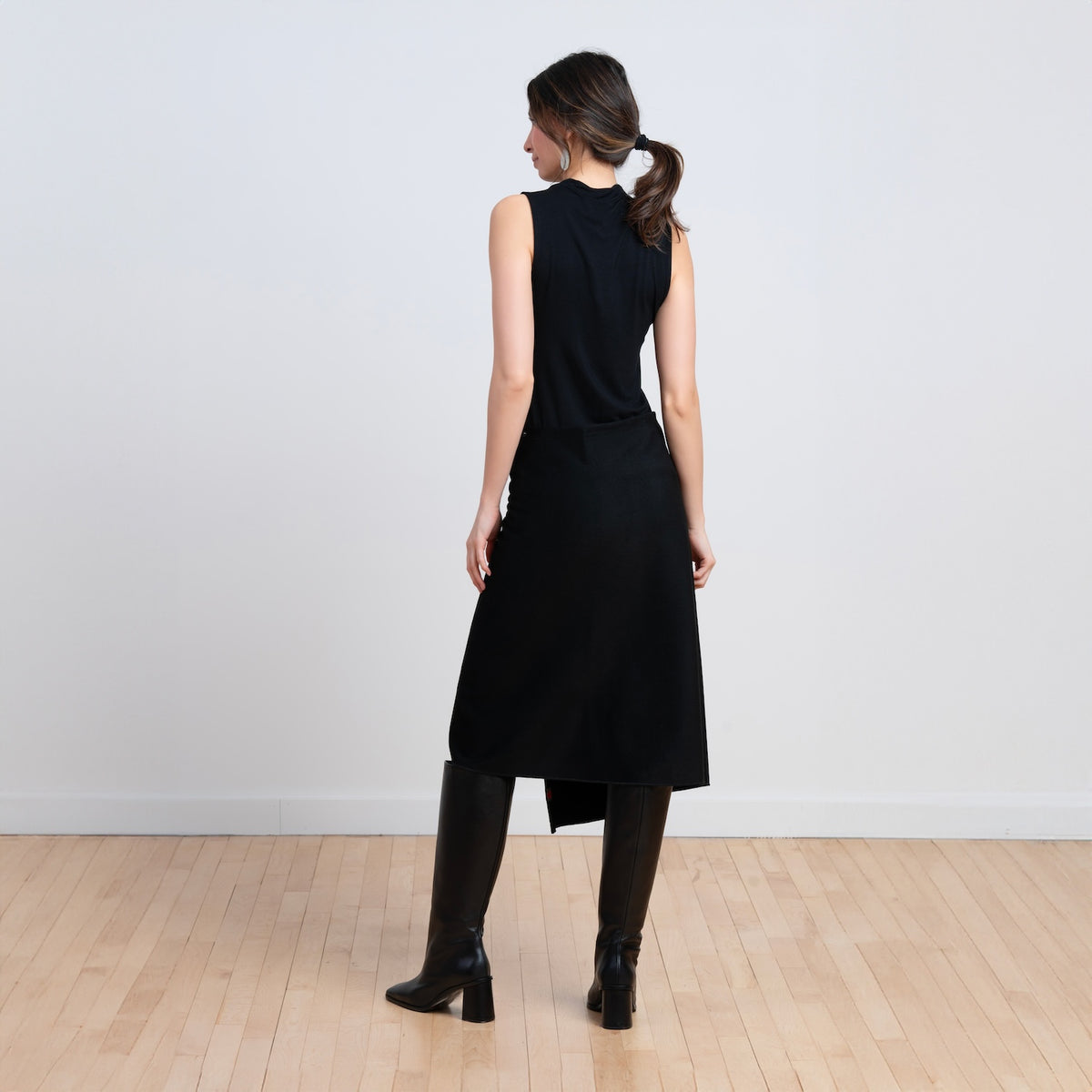 Back view of TUKUAN black wool mid-calf versatile wrap overskirt, one size 0–4, designed and made in Quebec, Canada.