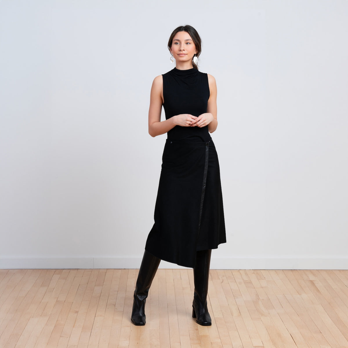 Front view of TUKUAN black wool mid-calf versatile wrap overskirt, one size 0–4, designed and made in Quebec, Canada.